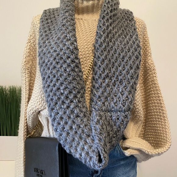 Old Navy Grey infinity scarf - Picture 3 of 4